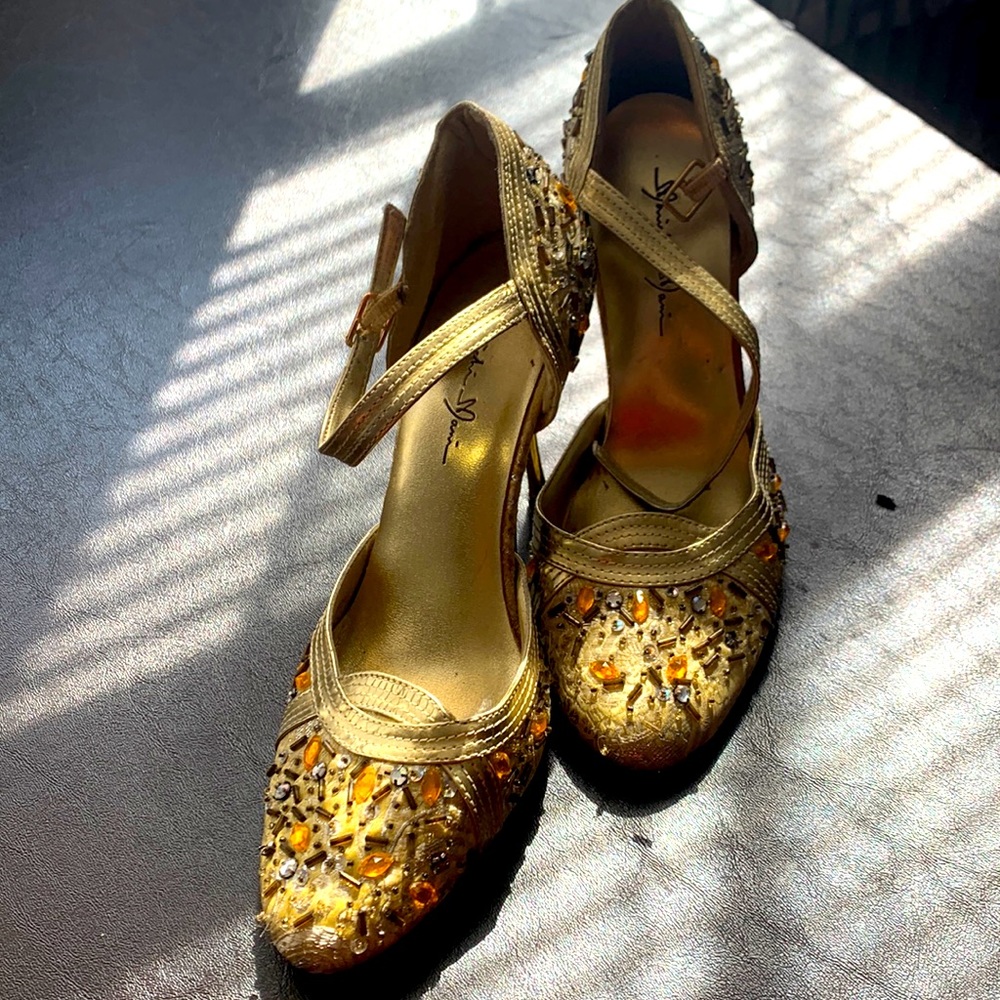 Gorgeous gatsby aesthetic gold heels 💛